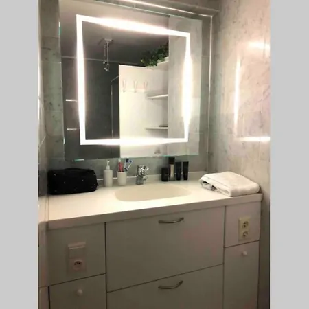 Ruim 3 Slaapkamerappartement Vlakbij Het 아파트 *