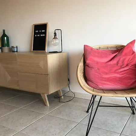 Ruim 3 Slaapkamerappartement Vlakbij Het 아파트 *