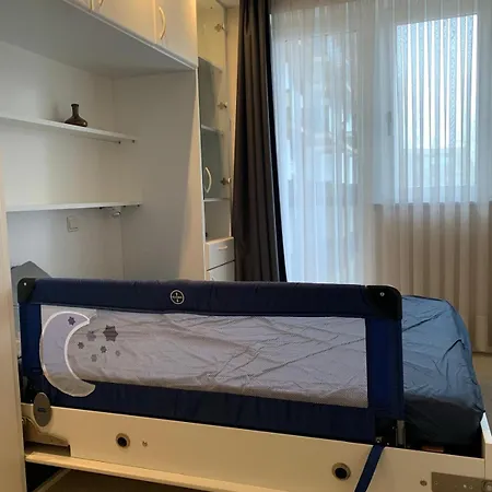 Ruim 3 Slaapkamerappartement Vlakbij Het *
